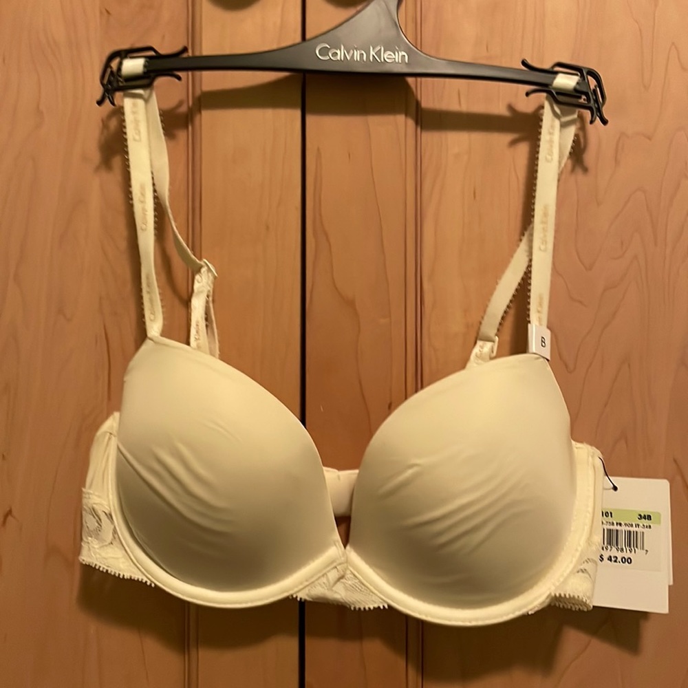 NWT Calvin Klein | Essential Signature T Shirt Bra in White | Size 34B